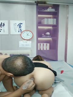 那些年的姐姐,被肥胖级大叔道具插菊花擦点润滑油整根插入，大屌一硬后入熟女一顿猛操