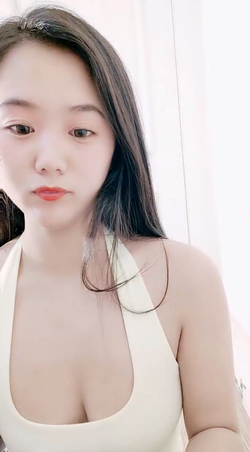 清秀新人妹紙小背心丁字褲玩誘惑！撩衣露奶扭腰揉乳，掰開多毛騷穴拍打特寫，緊致小逼濕漉漉！